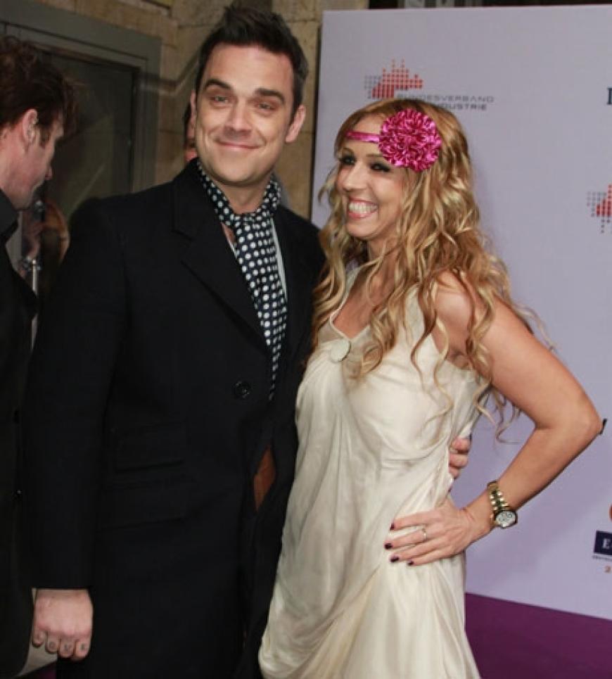 Diese Chance ließ sie sich nicht entgehen: Ein Foto mit Robbie Williams fürs Album