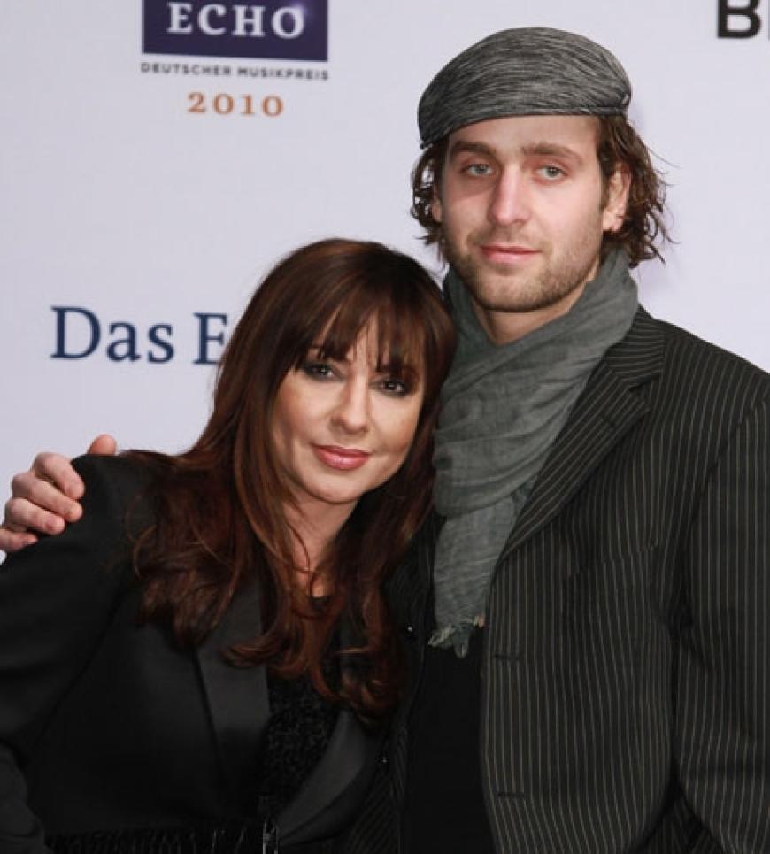 Verliebt wie am ersten Tag zeigten sich Simone Thomalla und Silvio Heinevetter den wartenden Fotografen