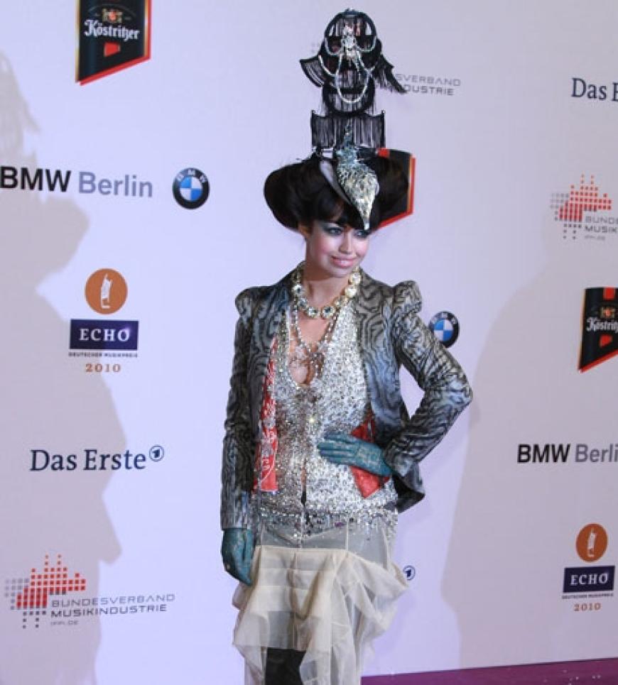 Sängerin Aura Dione präsentiert ihr ausgefallenes Outfit. Ob Sangeskollegin Lady GaGa eine Inspirationsquelle ist?
