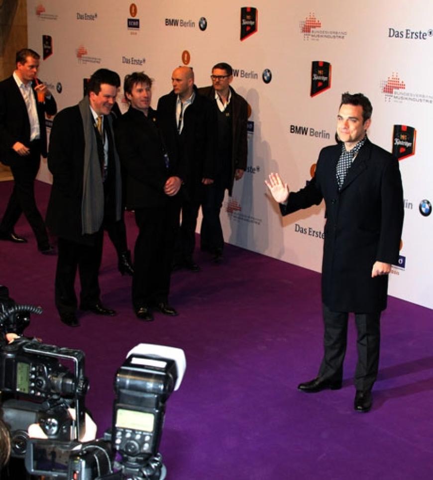 Bitte hinten anstellen: Robbie Williams ist das Lieblingsobjekt der Fotografen auf dem roten Teppich