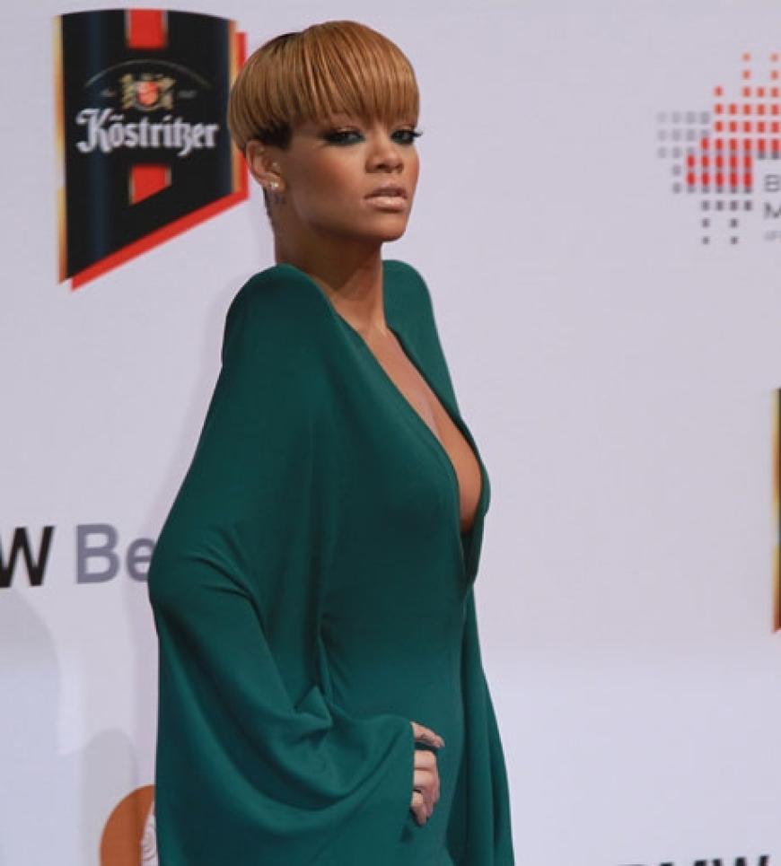 Rihanna posiert für die Fotografen. Einen Tag zuvor gab sie ihre erste Autorammstunde in Europa - und wählte dafür Deutschlands Hauptstadt Berlin!