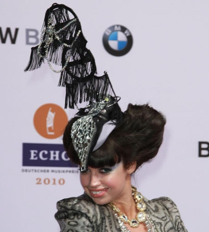 Kleidermäßig stehen sich die beiden in fast nichts nach. Allerdings wurde Lady GaGa an diesem Abend mit gleich drei Trophäen ausgezeichnet. Macht nichts, Aura Dione war zumindest outfittechnisch ein absoluter Hingucker
