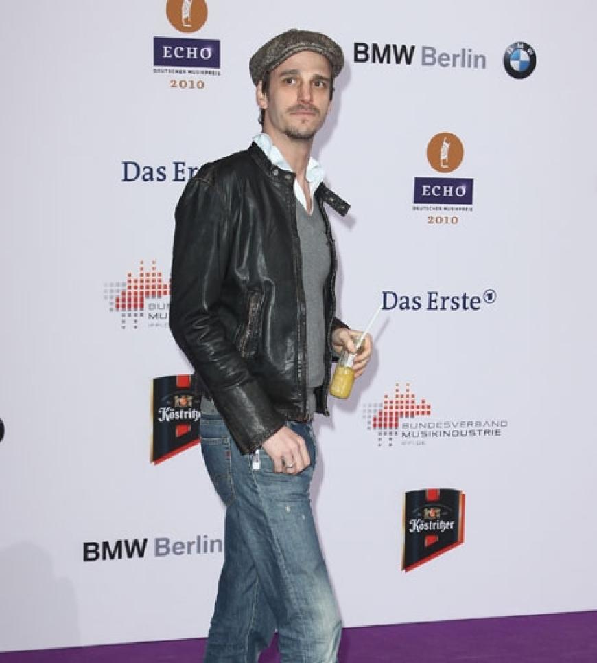 Schauspieler Max von Thun kam leger zur Verleihung und brachte sich sein Getränk gleich selbst mit
