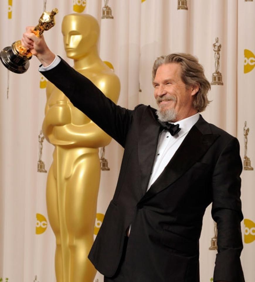 Jeff Bridges hält die goldene Statue hoch! Er hat den Oscar als bester Hauptdarsteller für seine Rolle in