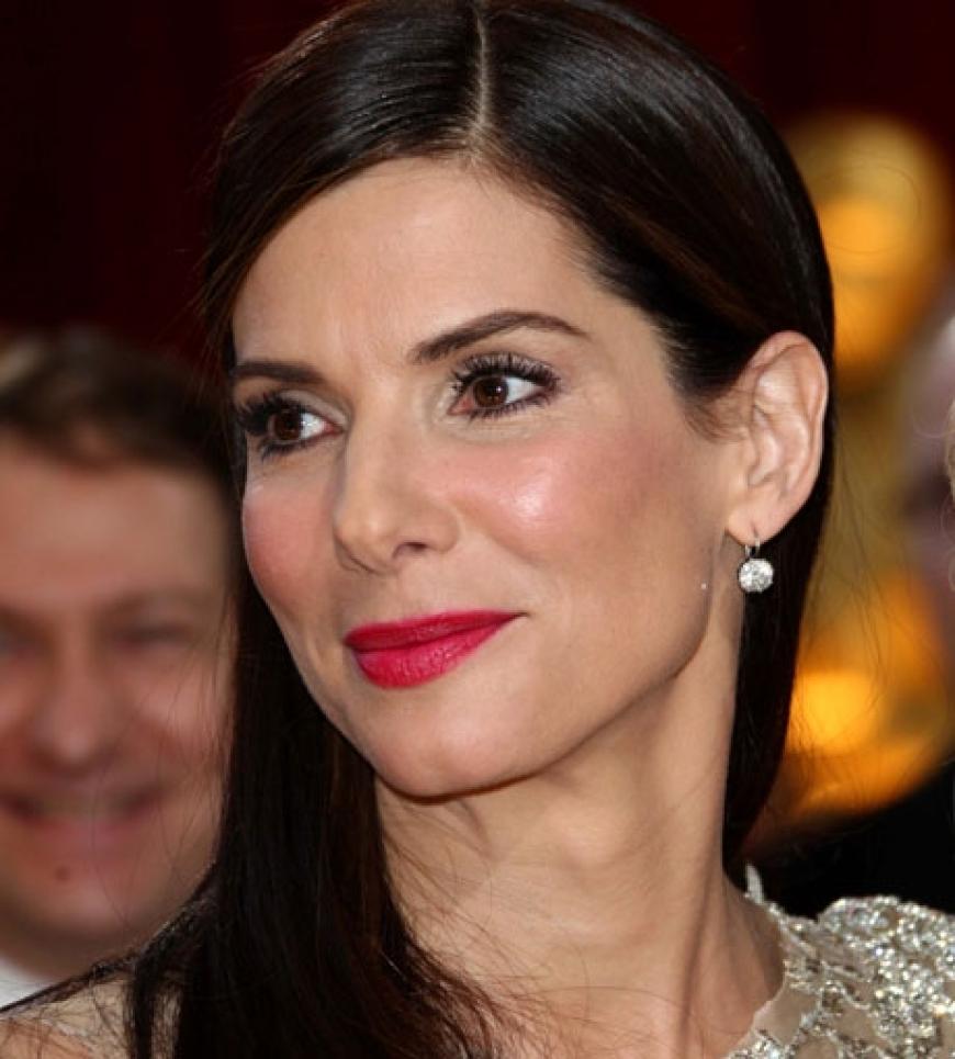 Wunderschön: Sandra Bullock zog mit ihrem Make-up und ihrer Goldrobe vom Designer-Duo Marchesa alle Blicke auf sich