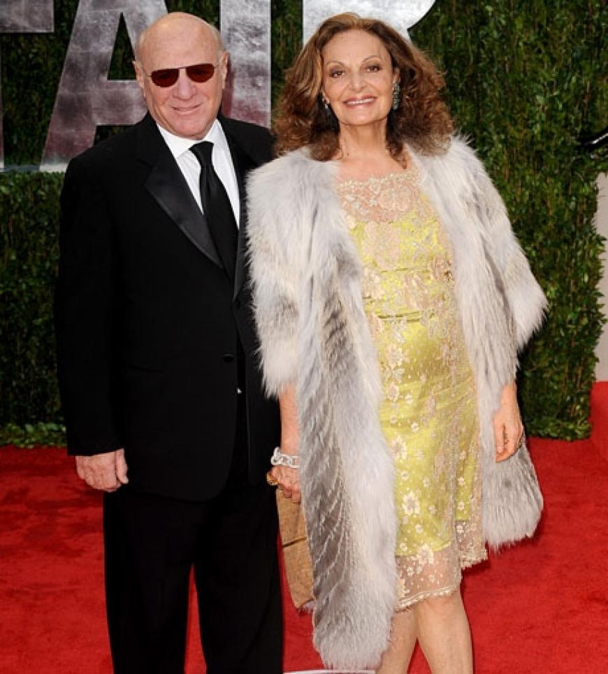 Star-Designerin Diane von Fürstenberg schreitet mit Begleitung zur Oscar-Party