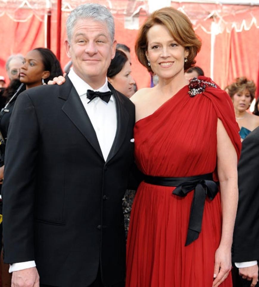 Sigourney Weaver und ihr Ehemann Jim Simpson halten sich fest im Arm. Das Paar ist seit 1984 verheiratet