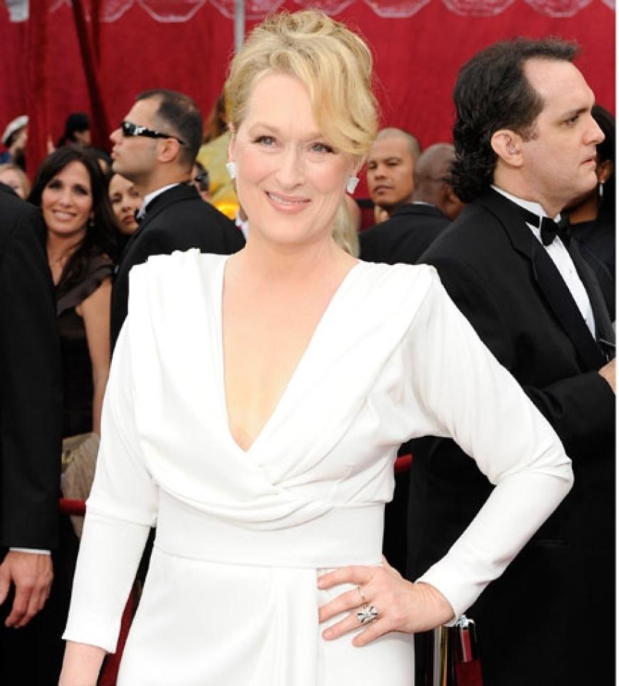 Mery Streep wählte für ihren großen Auftritt ein weißes Kleid von Chris March. Ihre High Heels, die für Blasen an den Füßen sorgten, waren von Jimmy Choo