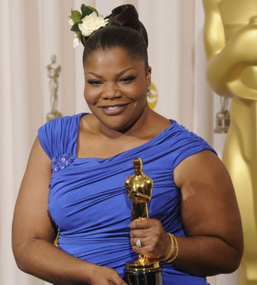 Mo`Nique hält ihren Oscar ganz, ganz fest