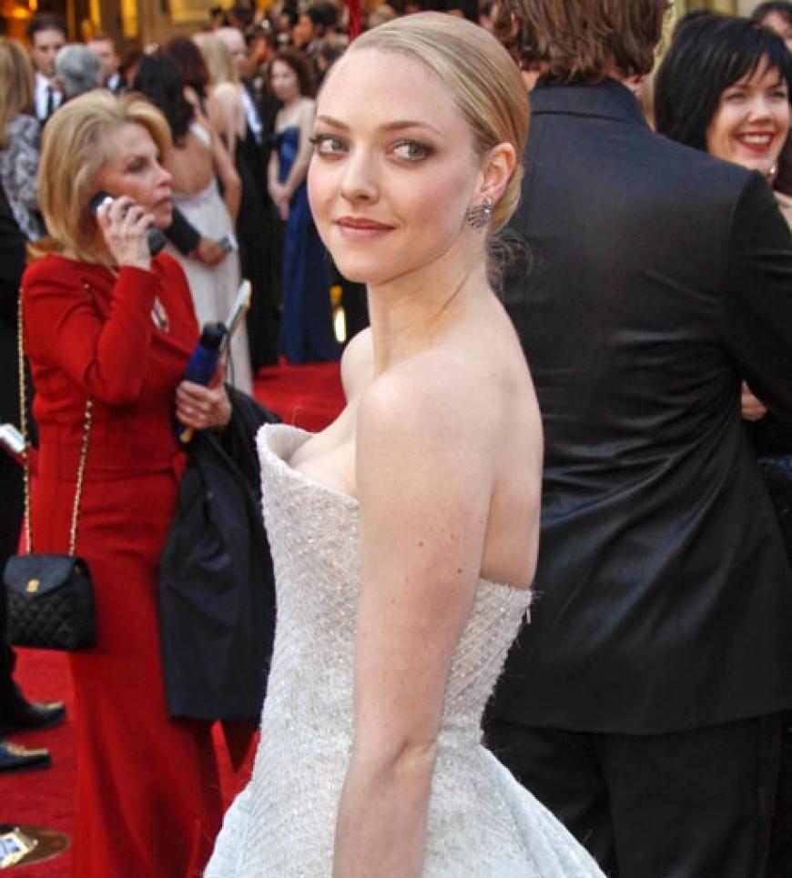 Amanda Seyfried in einer Bustierrobe von Armani Privé, Das Kleid ist mit unzähligen Swaroski-Kristallen besetzt