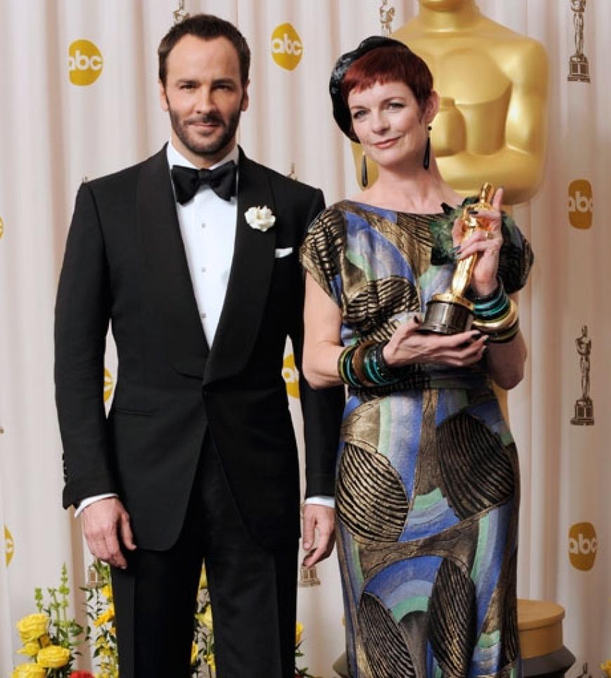 Tom Ford stellt sich mit Oscar-Gewinnerin Sandy Powell fürs Foto auf. Sie gewann einen Award für die beste Kostümausstattung