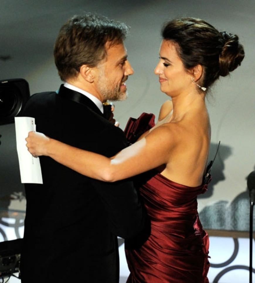 Penelope Cruz übergibt den Oscar an Christoph Waltz. Der Österreicher ist überglücklich