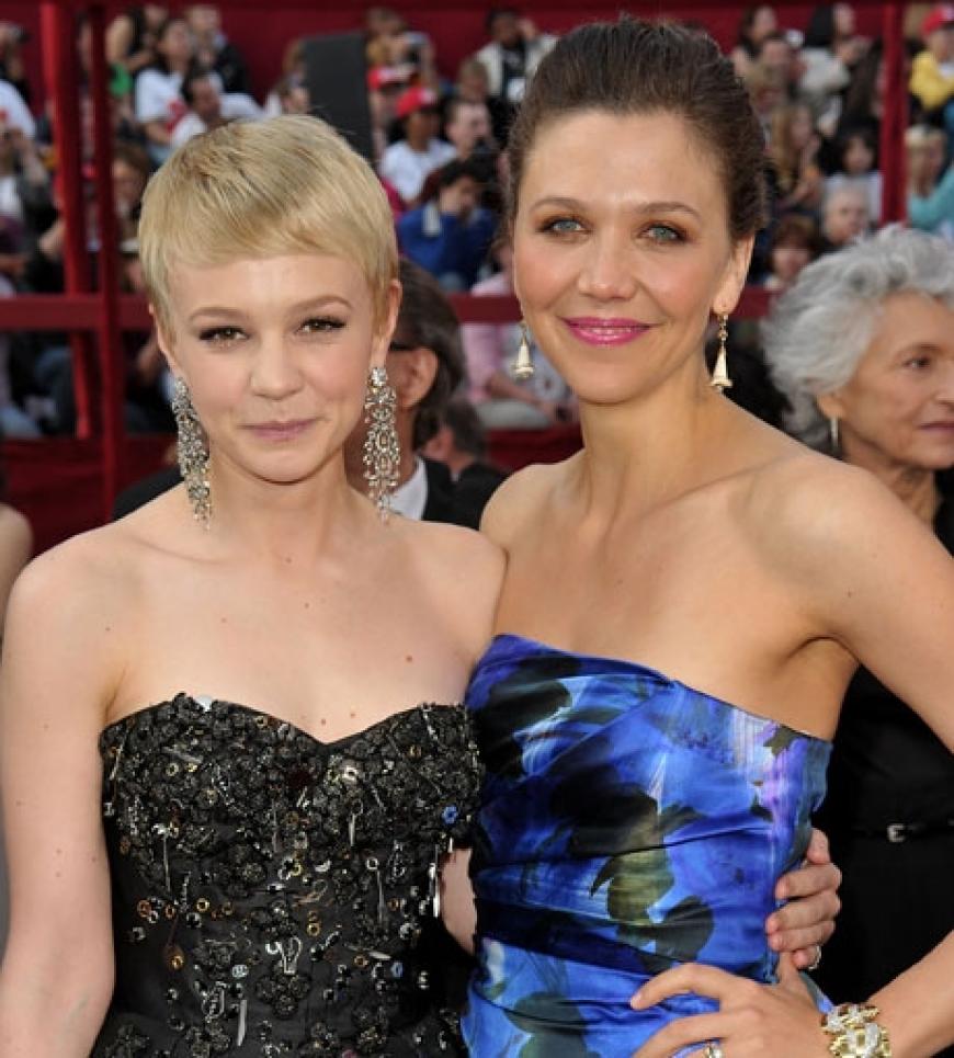 Maggie Gyllenhaal umarmt ihre britische Kollegin Carey Mulligan auf dem roten Teppich