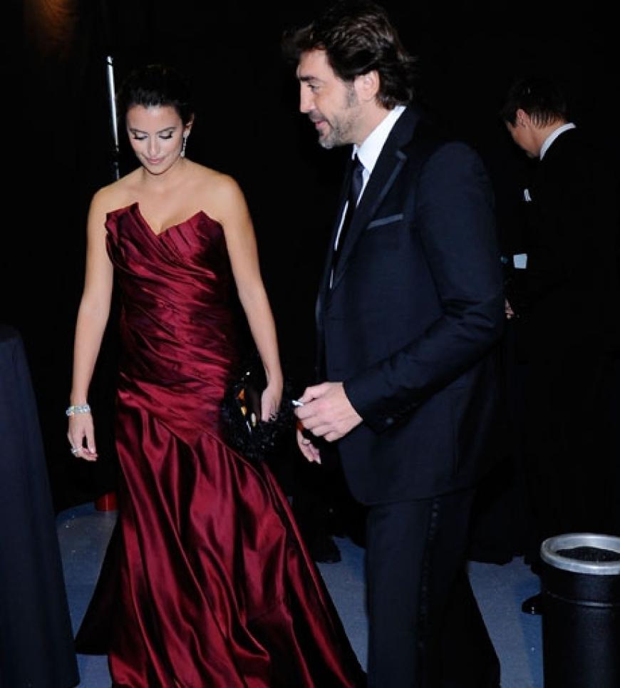Javier Bardem und Penelope Cruz verlassen die Oscar-Verleihung. Das Paar verschwindet gemeinsam in die Nacht
