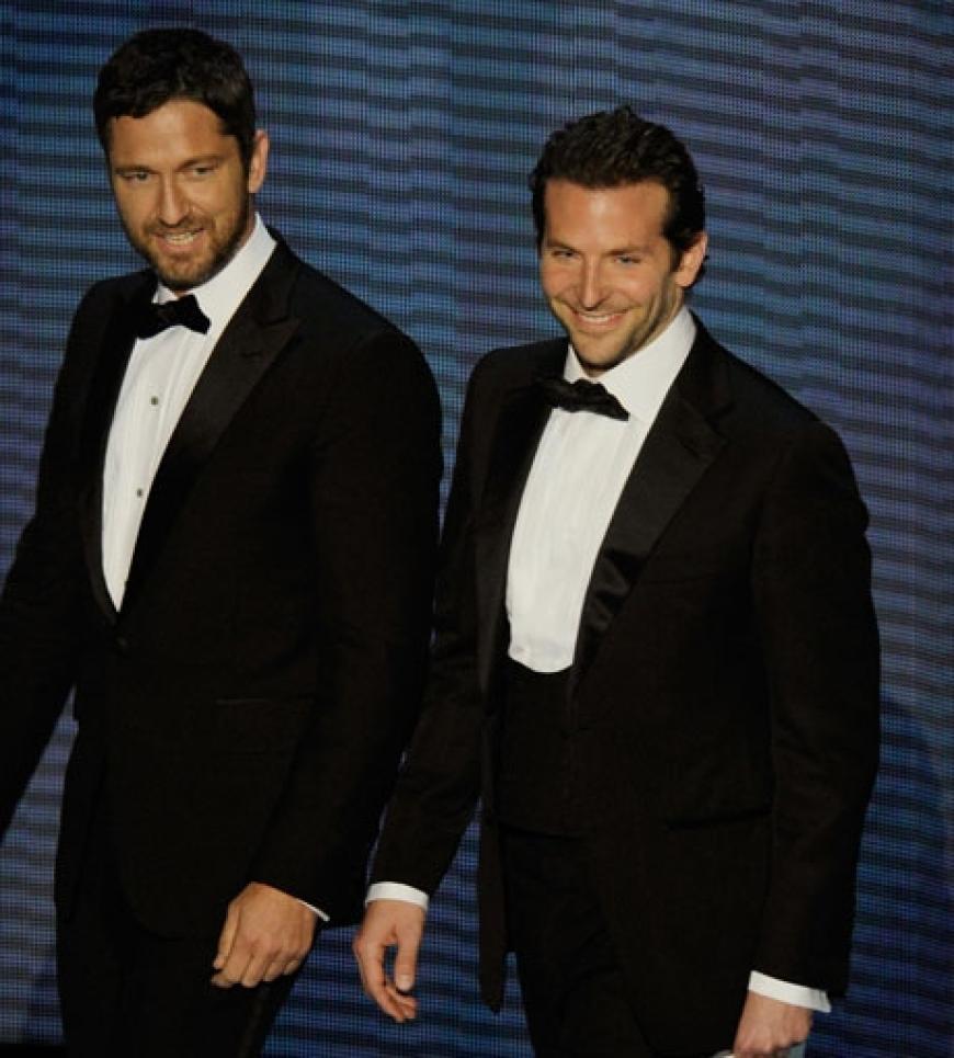 Gerard Butler und Bradley Cooper betreten die Oscar-Bühne. Viele Frauenherzen schlagen in dem Moment höher