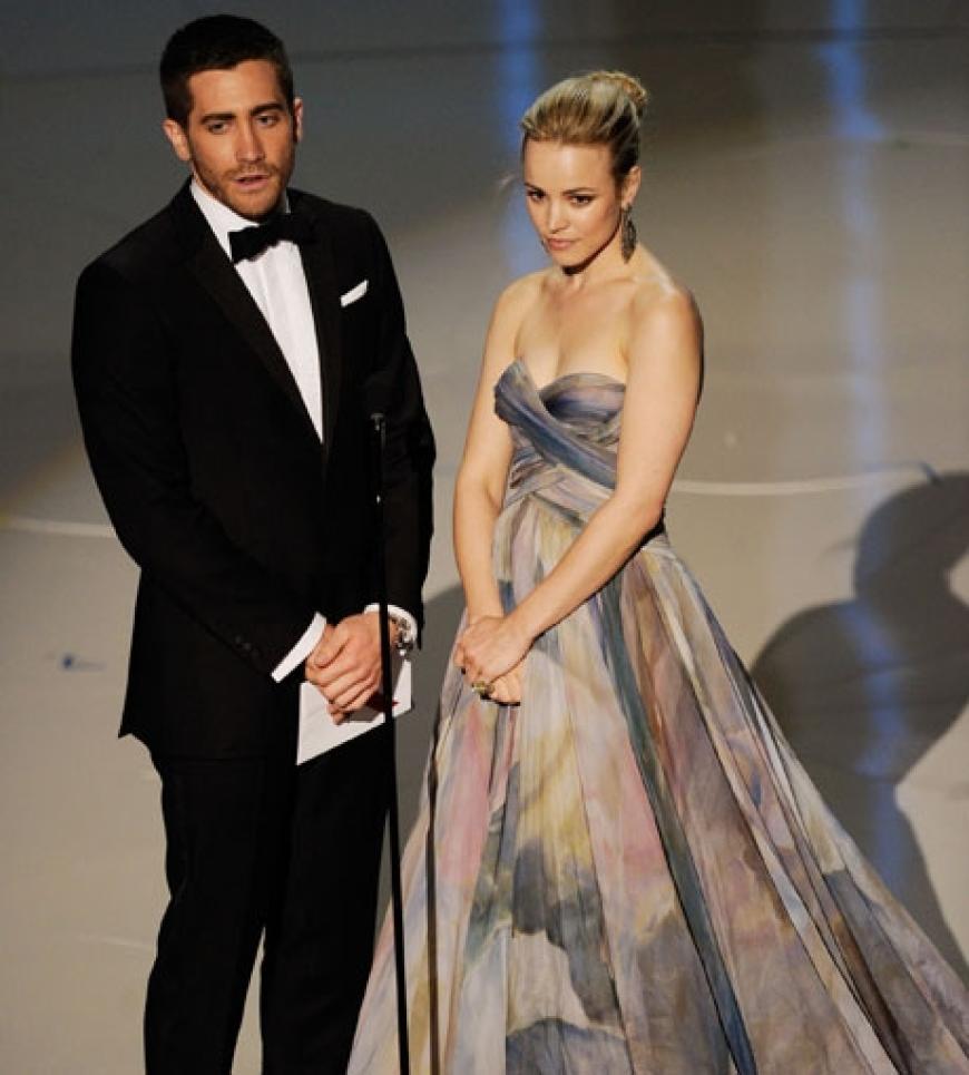 Jake Gyllenhaal und Rachel McAdams überreichen zusammen einen Award