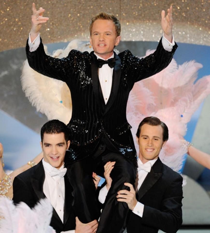 Neil Patrick Harris lässt sich auf Händen tragen
