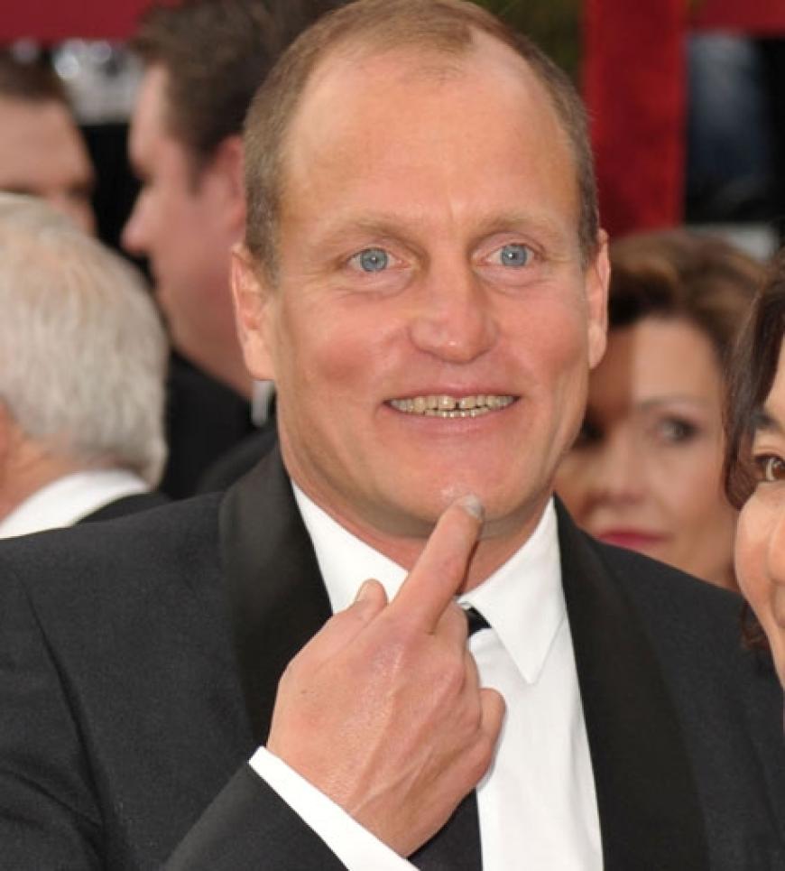 Schauspieler Woody Harrelson scherzt mit den Reportern vor dem Kodak Theatre