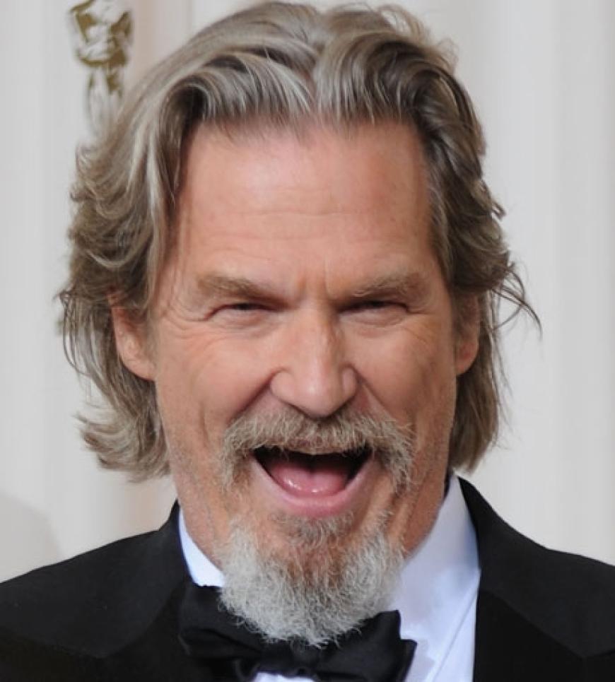 Es war sein Abend! Jeff Bridges freut sich über die Oscar-Anerkennung. Endlich hat darf er einen