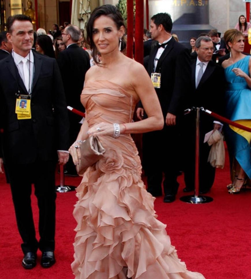 Eine Demi Moore liegt stets eine Rüschenlänge vorne, wenn es um die perfekte Oscar-Robe geht: Die 47-Jährige Schönheit trotzte dem Regenwetter in L.A. und strahlte in einem Chiffon-Kleid von Versace. Van Cleef & Arpels kreierten den Ohrschmuck und das Lächeln Demis tat Übriges
