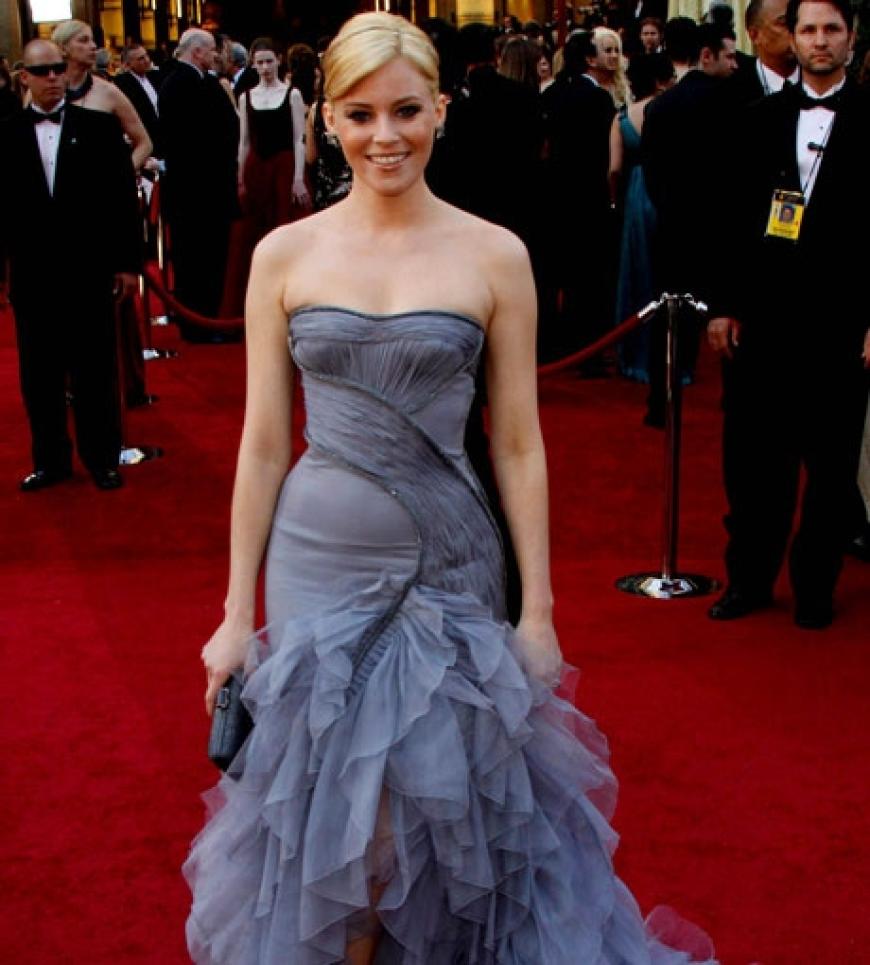 Die wundervolle Elizabeth Banks verliebte sich in eine taubengrauen Robe von Versace. Die strenge Farbe und die romantische Silhouette bildeten einen spannenden Dialog. Ein Diamant-Haarreifen blitzte wie ein Krönchen vom Kopf der Schauspielerin