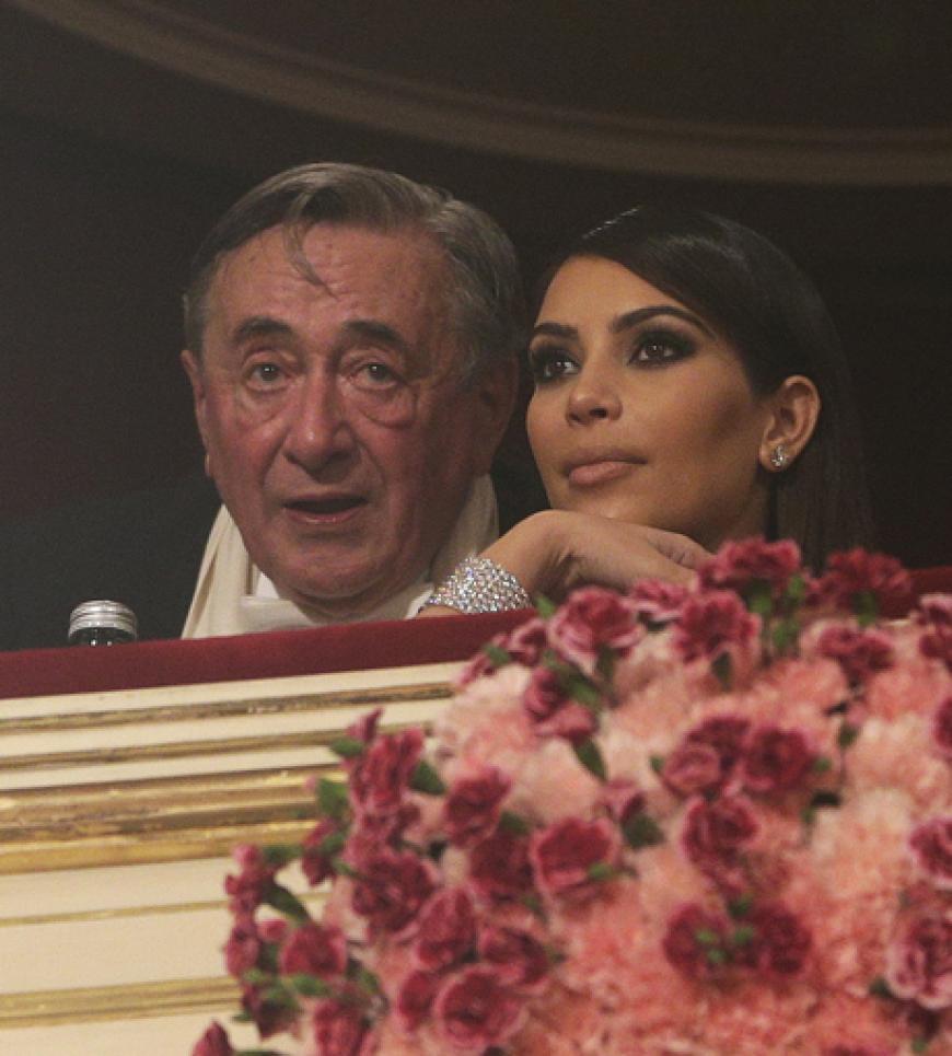 Sehen und gesehen werden. Kim begutachtet von der Loge aus das Geschehen auf der Tanzfläche