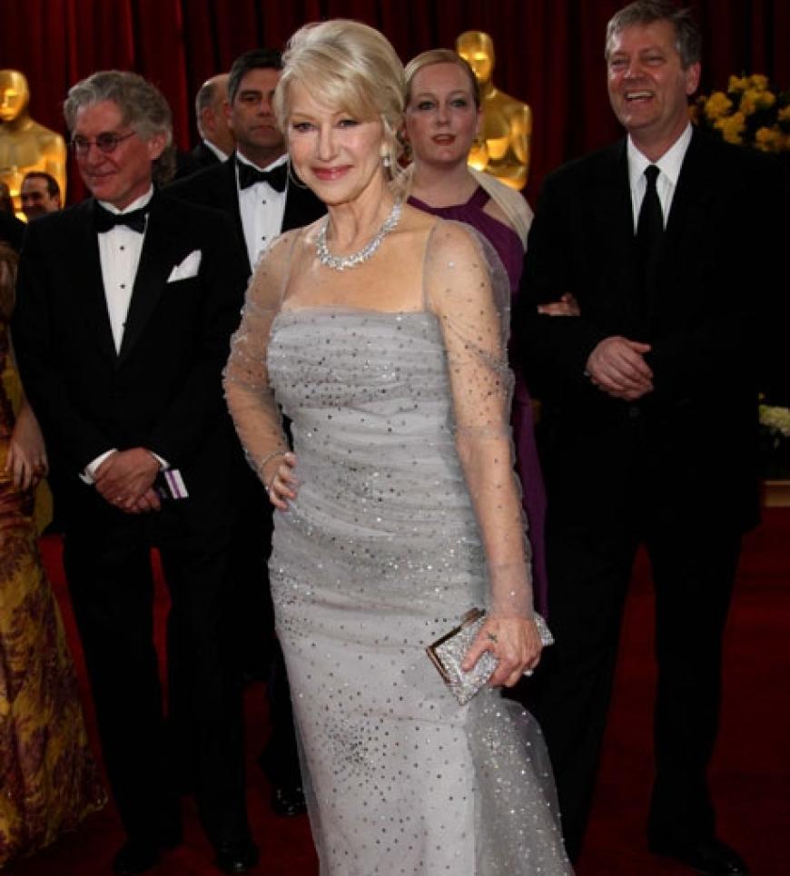Eleganz, Anmut und Zeitlosigkeit: Helen Mirrens Robe von Badgley Mischka ließ keine Wünsche offen! Begleiter Christopher Plummer staunte nicht schlecht und auch die Chopard-Ohrringe schmeichelten der 64-Jährigen
