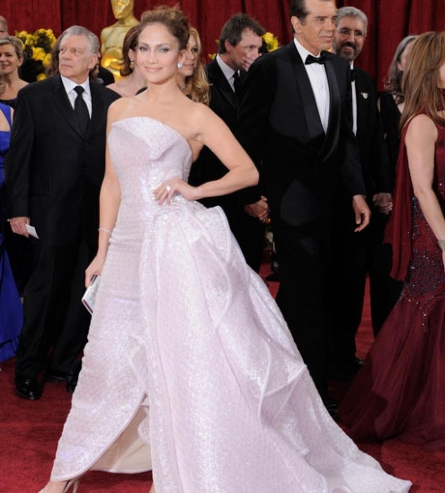 Jennifer Lopez entschied sich für eine Kreation aus dem Hause Armani Privé. Die zahlreichen Steifenlagen des Kleides wirkten an der kurvigen Schauspielerin etwas zu massiv. Doch bei ihrer Accessoireswahl bewies La Lopez Geschmack: Diamanten-Ohrringe von Cartier und Satin-Pumps von Ferragamo schmückten die hübsche Hollywood-Diva
