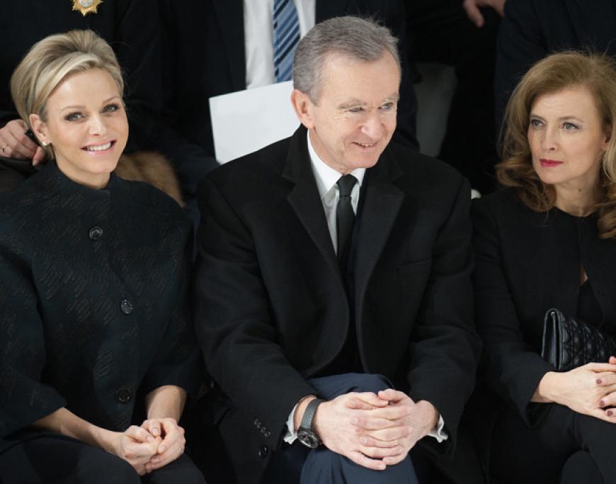 Fürstin Charléne von Monaco, Modeunternehmer Bernard Arnault und Valerie Trierweiler in der ersten Reihe bei Dior