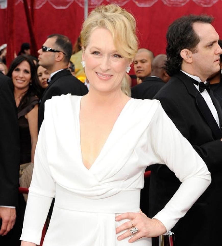 Klassische Schlichtheit: Meryl Streep glänzte in einem Kleid des Project Runway Designers Chris March. Das tiefe Dekolleté komplimentierte mit den Accessoires in Diamant und Silber. Zu einem Reporter meinte die Hollywood-Diva lachend: