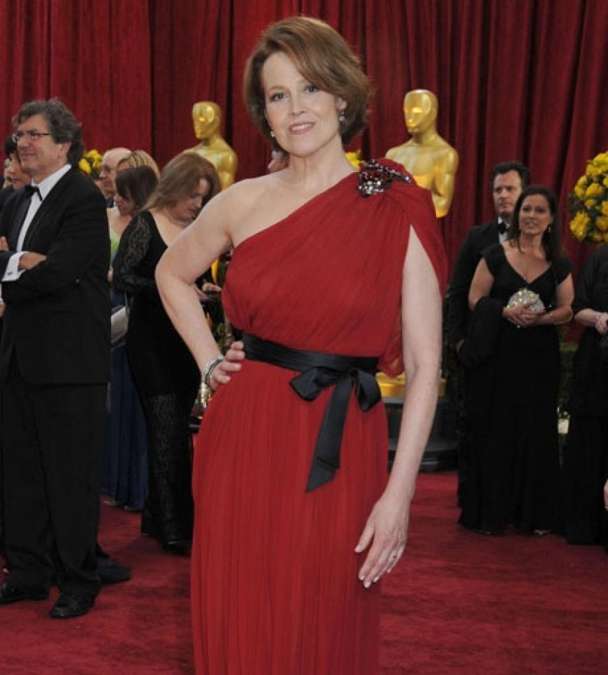 Sigourney Weaver%uFEFF kam in einem roten One-Shoulder-Kleid mit Satin-Schleife in der Taille von Lanvin. Etwas altbackend war das Outfit der 60-Jährigen jedoch, denn ihre Frisur wirkte zu steif