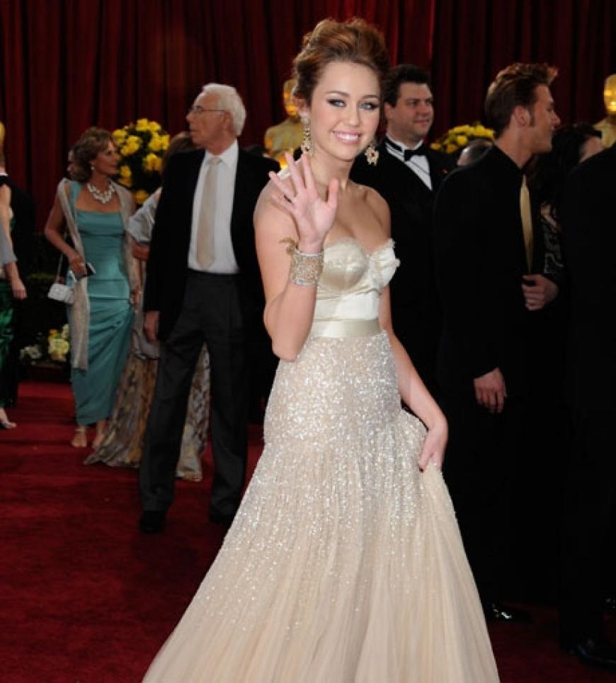 Die 17-jährige Miley Cyrus konnte, wie auch im Vorjahr, ihrer Vorliebe für Oscar-Kleider nicht widerstehen. Die champagne-farbene Jenny Packham-Robe war ihr ganz persönlicher Oscar-Gewinn des Abends