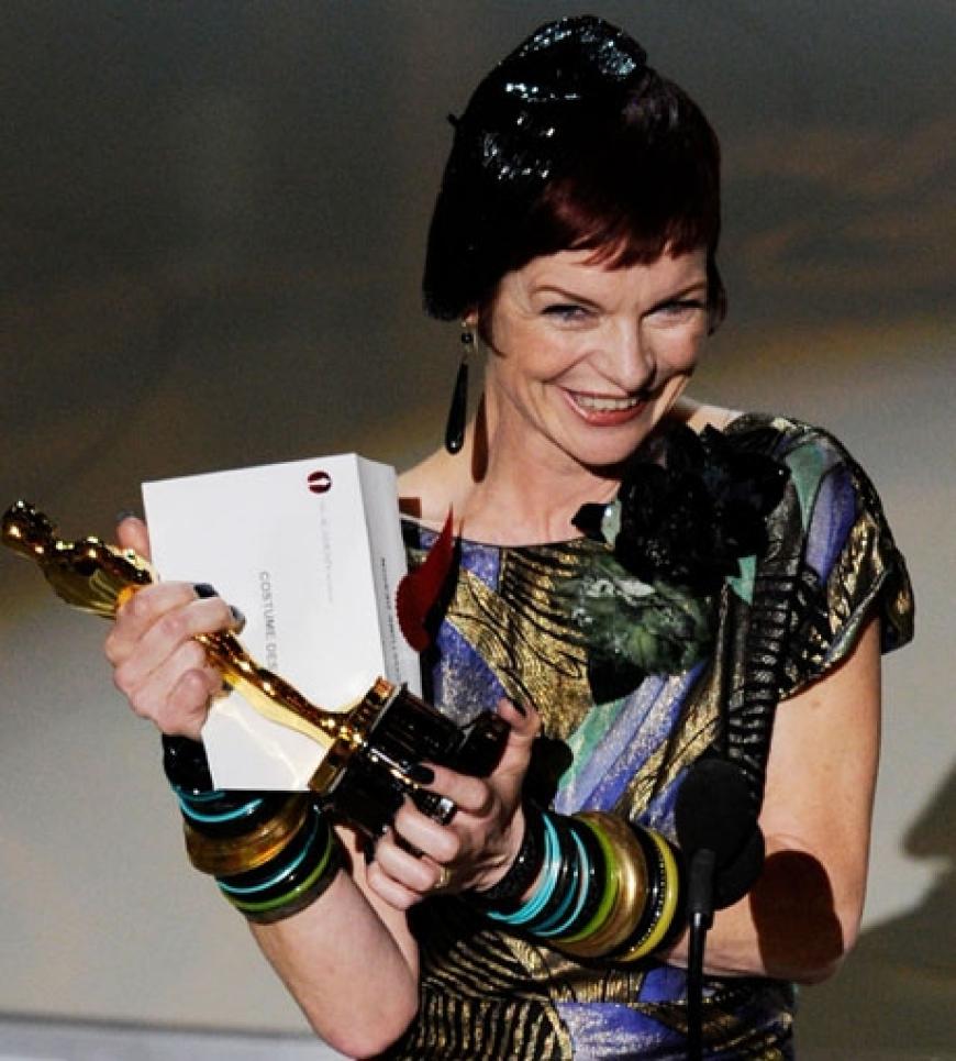 Kostümbildnerin Sandy Powell freut sich über ihren Oscar. Sie wurde für ihre Arbeit in