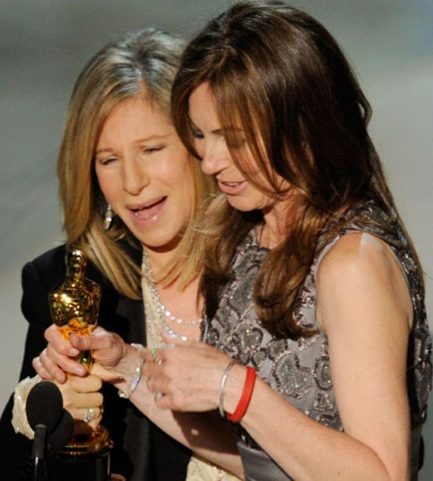 Der größte Jubel! Zum ersten Mal in der Geschichte der Oscars konnte eine Frau den Preis für die beste Regie abräumen. Kathryn Bigelow nahm den Oscar von Barbra Streisand entgegen
