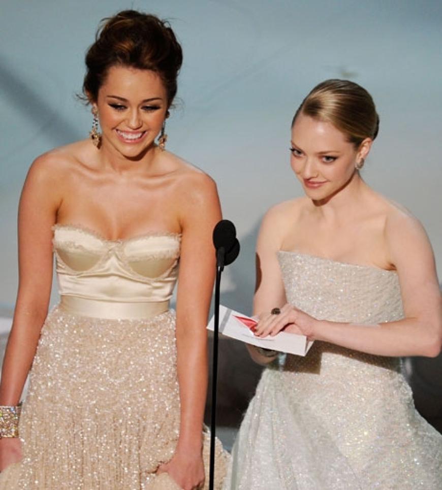 Miley Cyrus und Amanda Seyfried übergeben den Oscar für den besten Film-Song