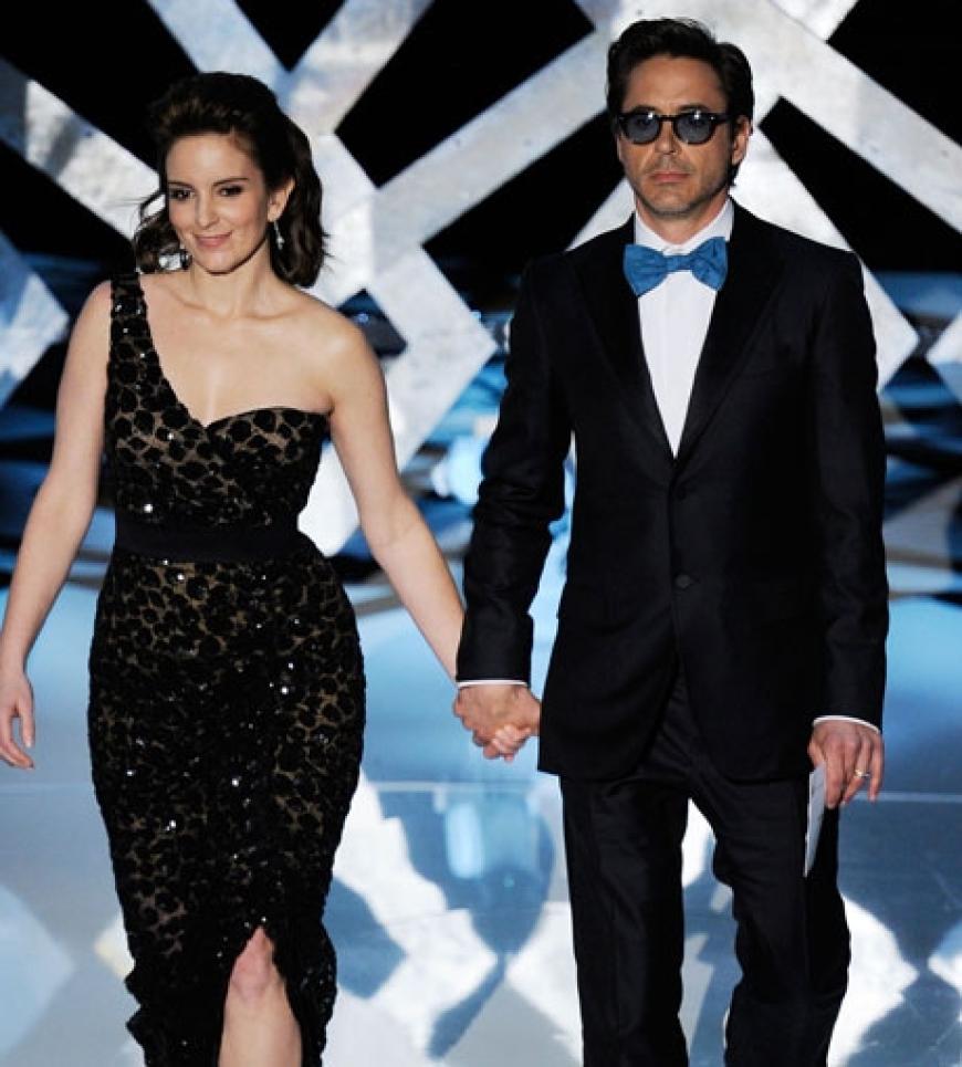 Der Typ mit dem stylischten Outfit: Robert Downey Jr. überreichte den Oscar für das Drehbuch mit dunkler Sonnenbrille und Turnschuhen. Kollegin Tina Fey gefällts