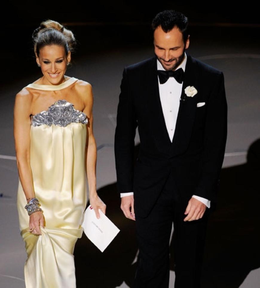 Mehr Mode geht nicht: Sarah Jessica Parker (in Chanel Couture) und Designer Tom Ford überreichen den Oscar für das beste Kostümbild