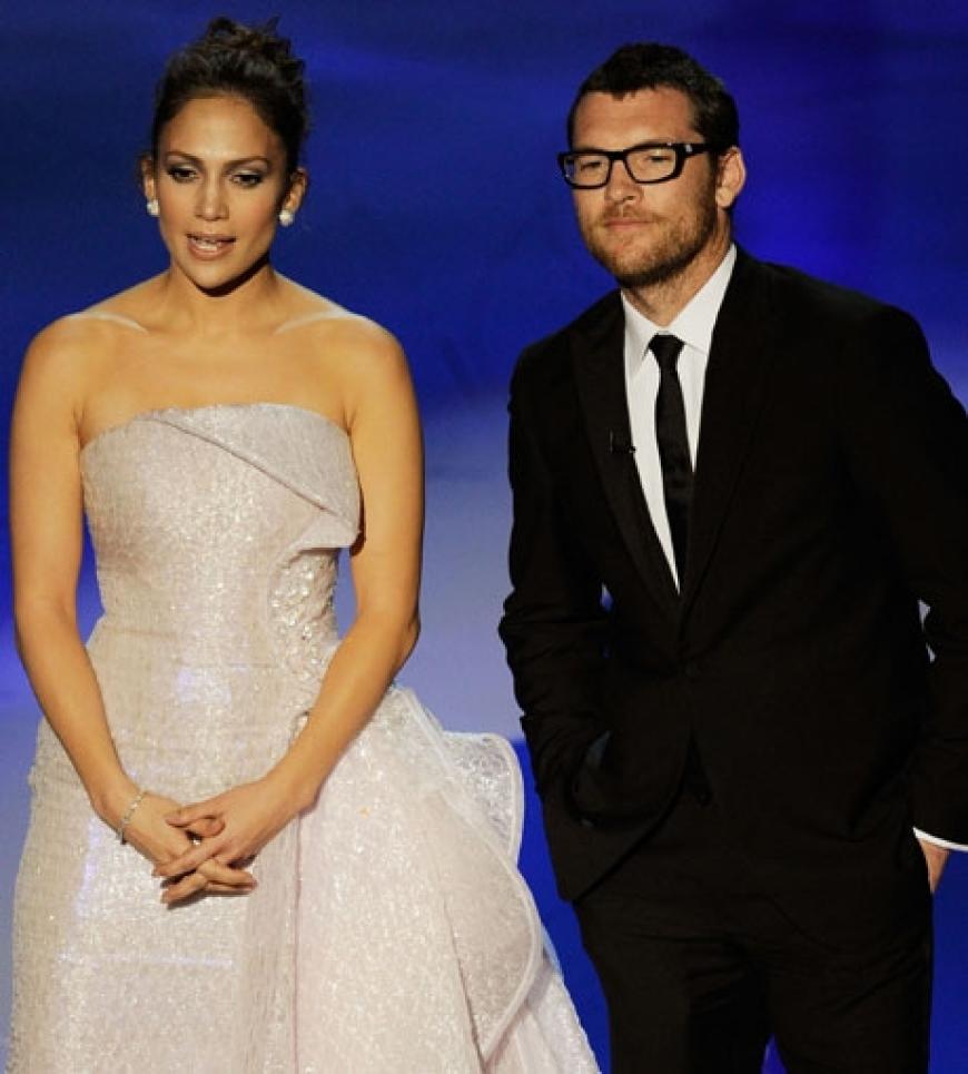 Jennifer Lopez präsentiert mit Schauspieler Sam Worthington eine Award