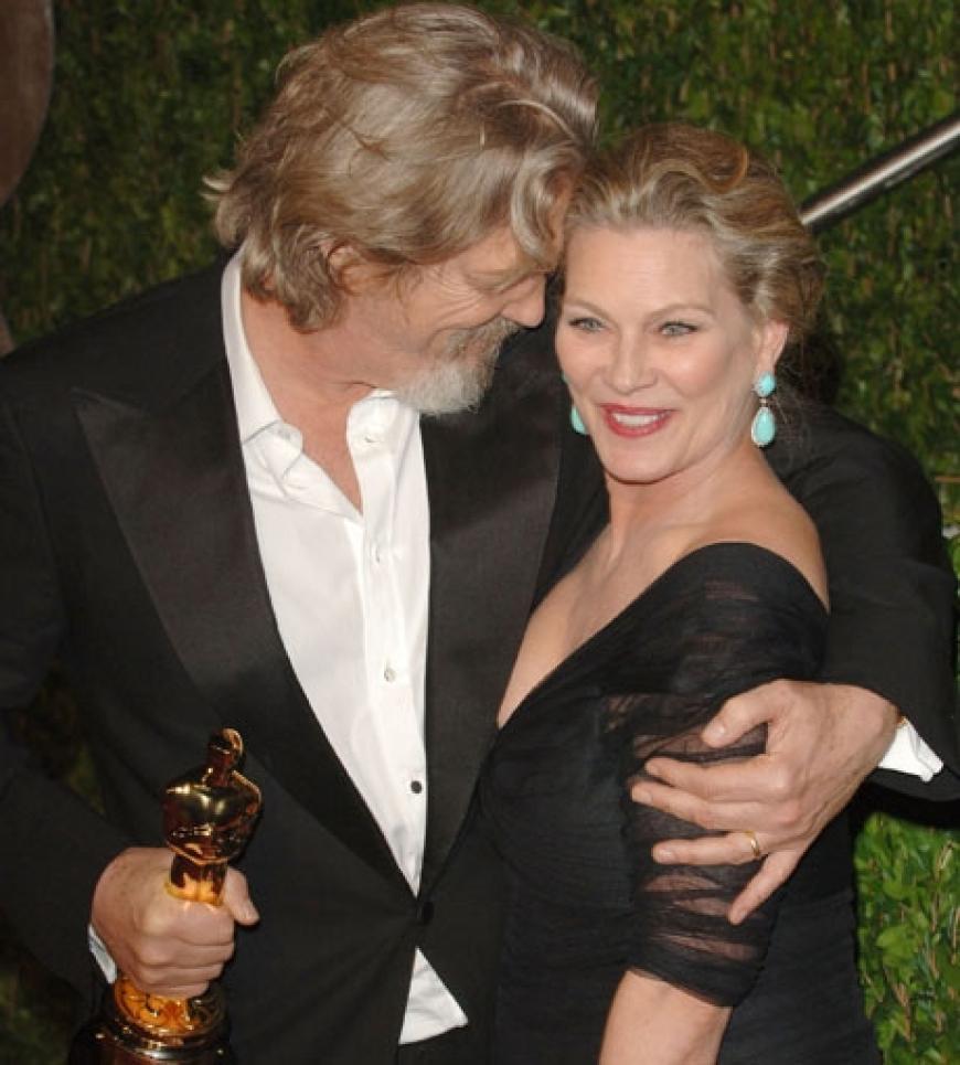 Er kann sein Glück kaum fassen: Jeff Bridges freut sich gemeinsam mit Ehefrau Susan über seine Auszeichnung als bester Schauspieler