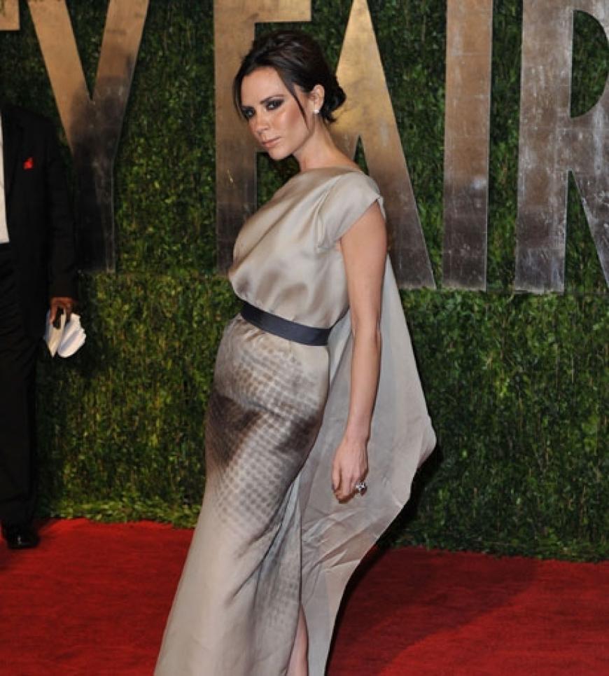 Victoria Beckham kam in einer Eigenkreation. Die Britin hat sich mit ihrer Modekollektion bereits einen Namen gemacht