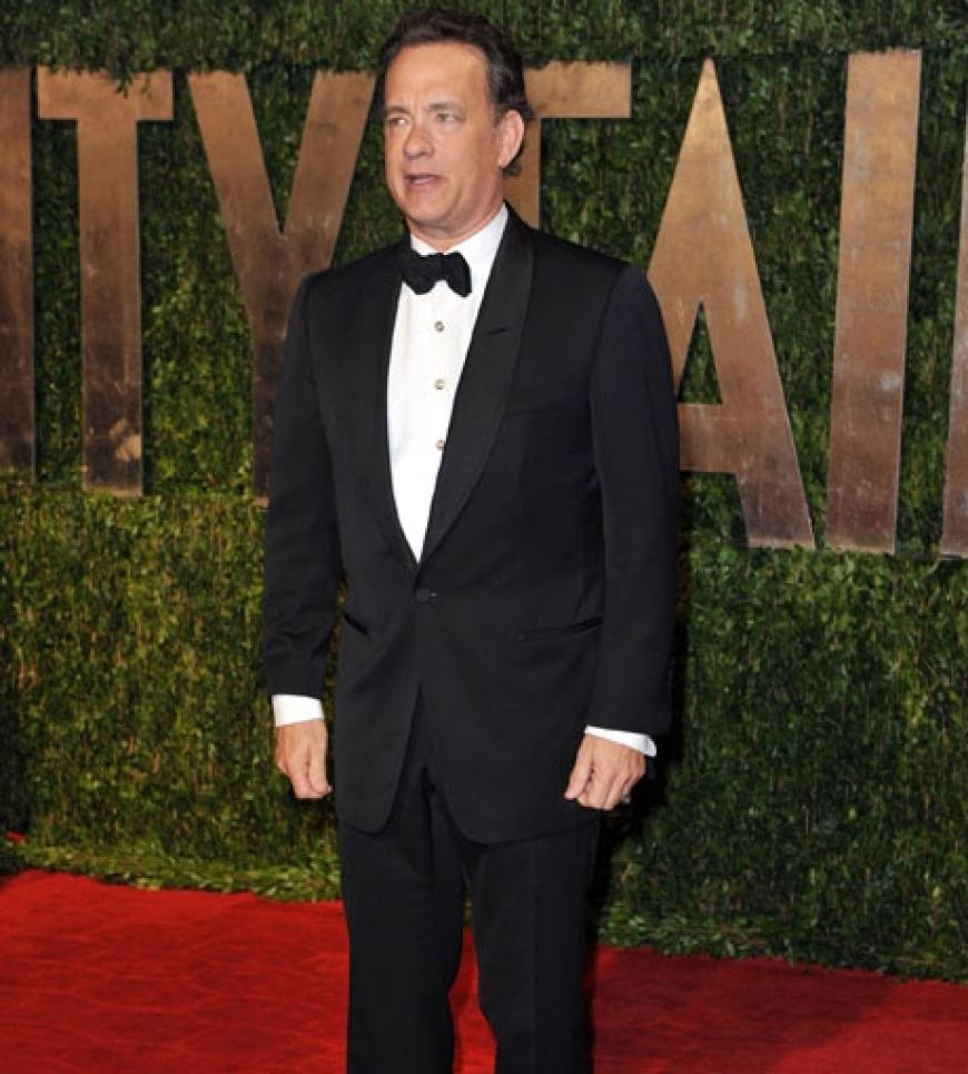 Tom Hanks posiert auf dem roten Teppich für die Fotografen