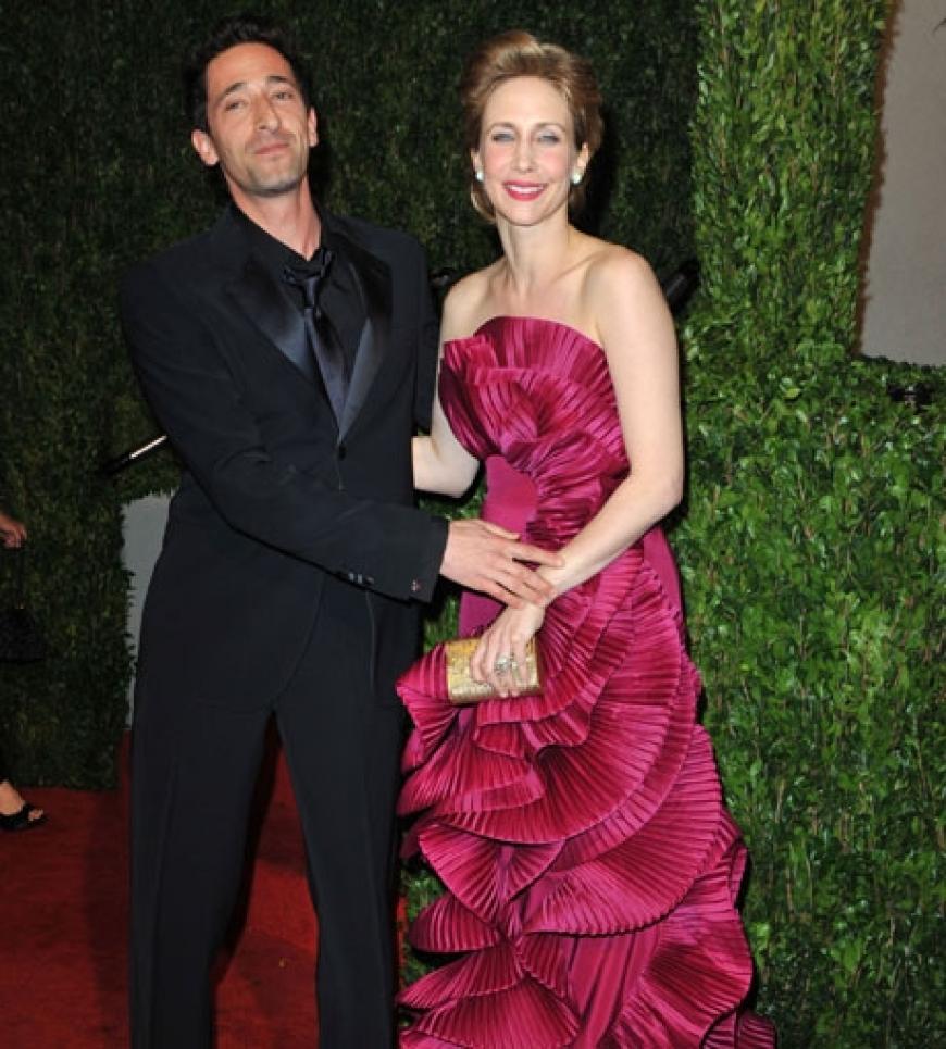 Adrien Brody spaßt mit Vera Farmiga herum