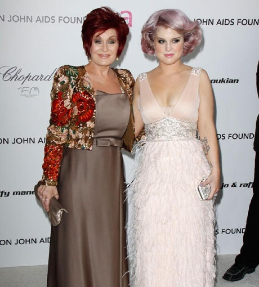Sharon Osbourne mit Tochter Kelly. Die erschlankte Sängerin zeigte sich in einem rosafarbenen Kleid - ihre Haare stimmte sie auf das Outfit ab