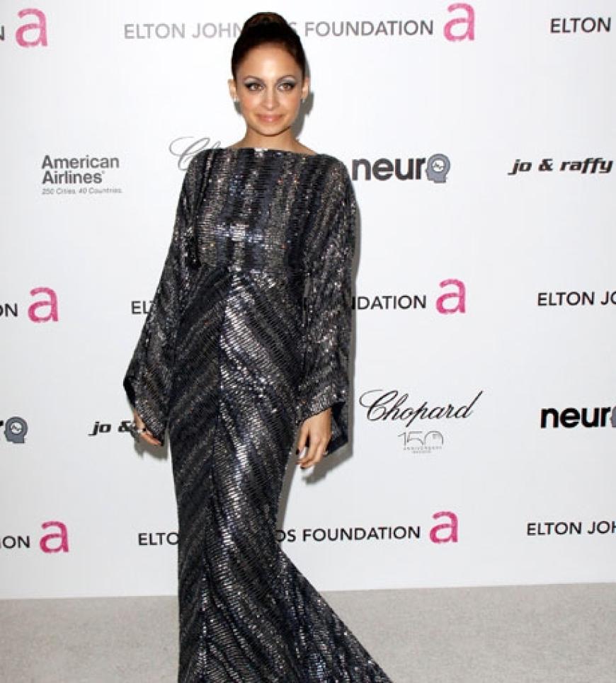 Seine Ehefrau Nicole Richie zeigte sich wieder einmal äußerst stilsicher, als sie mit dieser eleganten Robe über den roten Teppich schritt