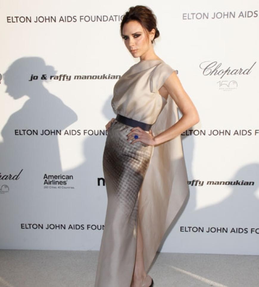 Auch Victoria Beckham kam solo ohne ihren Ehemann David. Dafür in einer Eigenkreation. Wow!
