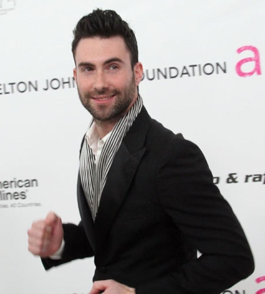 Sänger Adam Levine huschte über den roten Teppich
