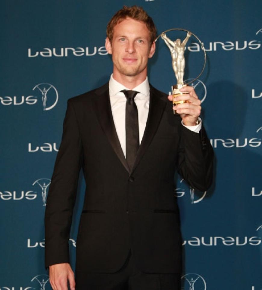 Stolz wie Oskar! Formel-1-Fahrer Jenson Button hält seinen Laureus-Award hoch. Er erhielt den