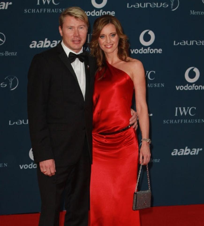 Mika Häkkinen strahlt mit seiner Freundin Marketa Kromatova um die Wette