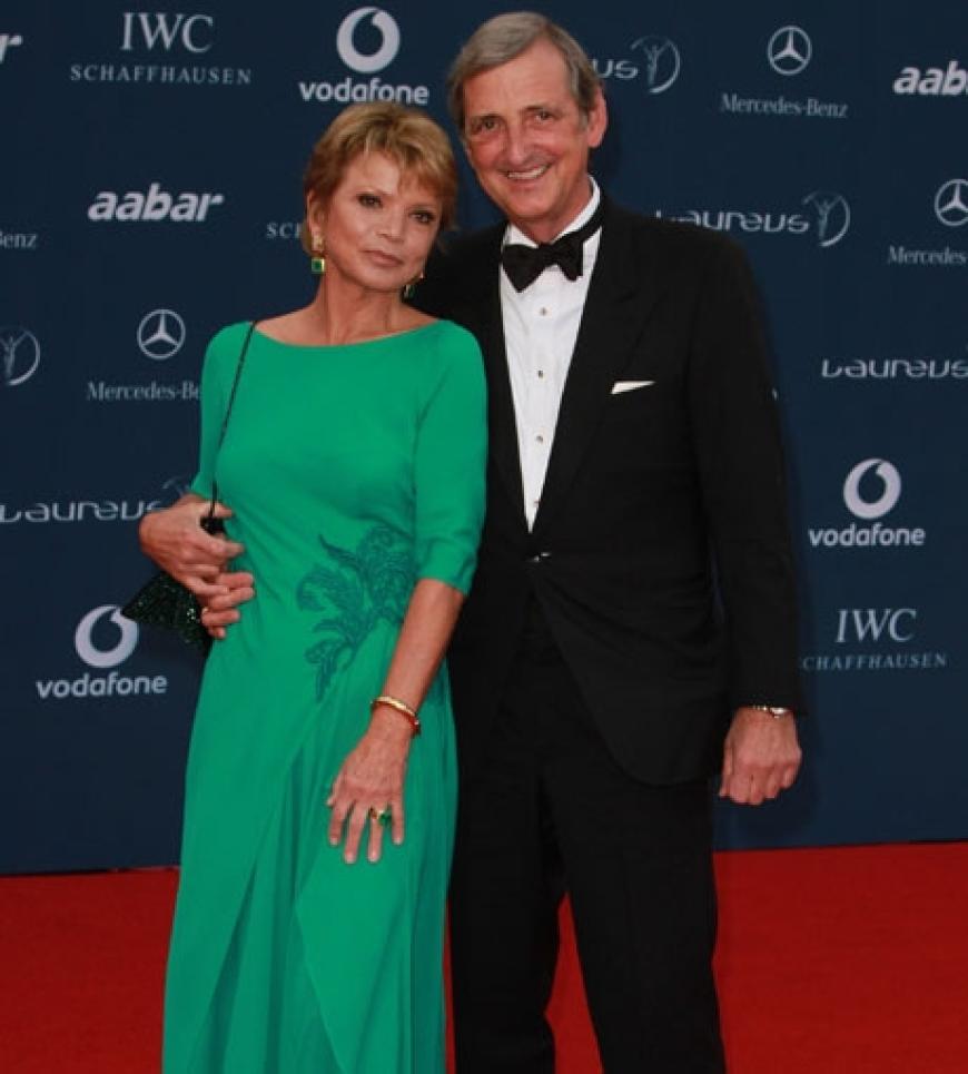 Schauspielerin Uschi Glas kuschelt sich an ihren Partner Dieter Hermann