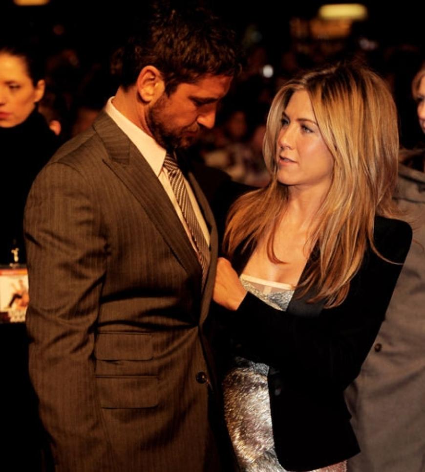 Gerard Butler ist von Jennifer Aniston angetan. Seine Blicke sagen mehr als tausend Worte